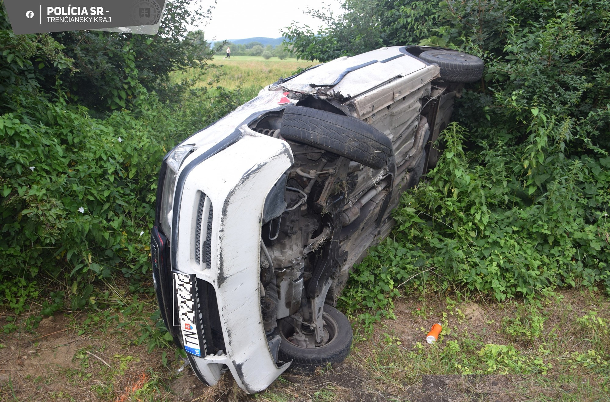 Po zrážke automobilu s motorkou sa zranil motocyklista.