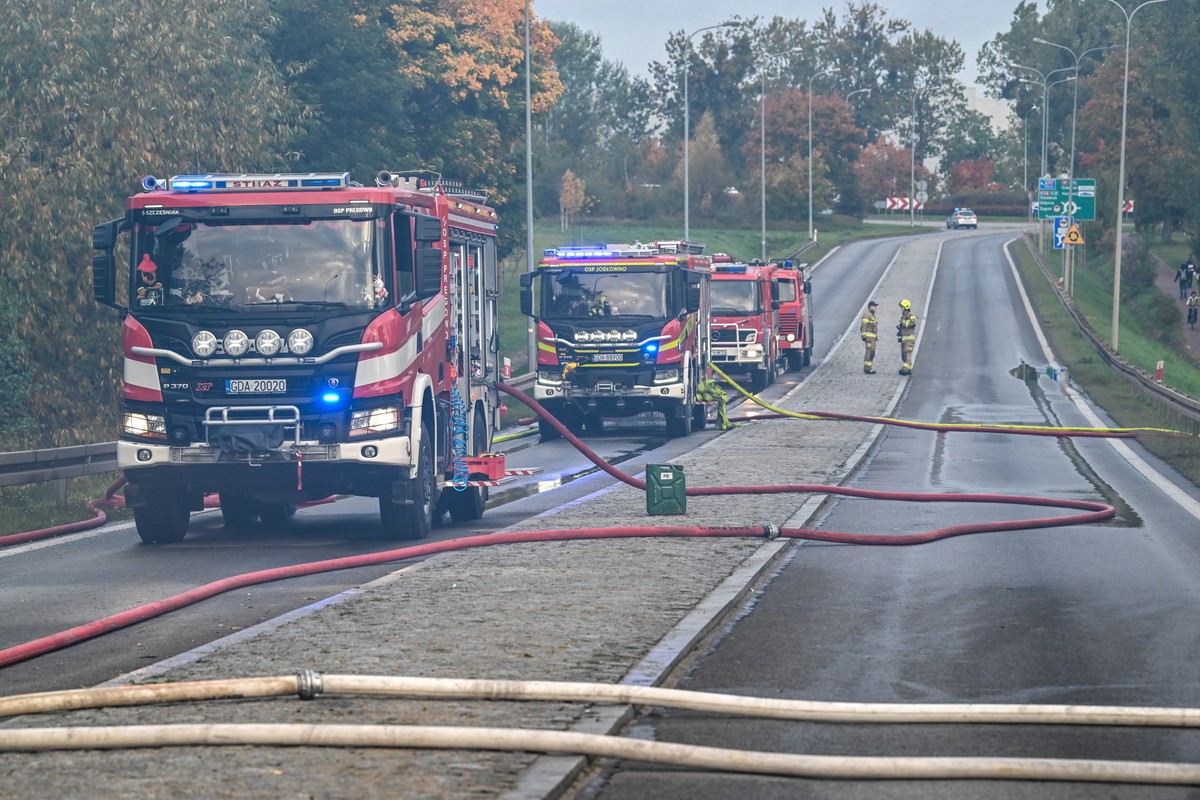 Potężny pożar hali w Rusocinie. Zablokowana DK91