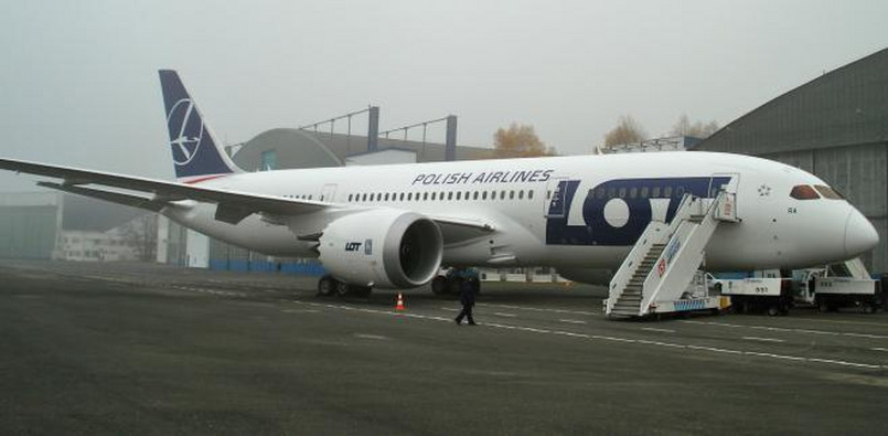 Boeing 787 Dreamliner na płycie lotniska w Warszawie.