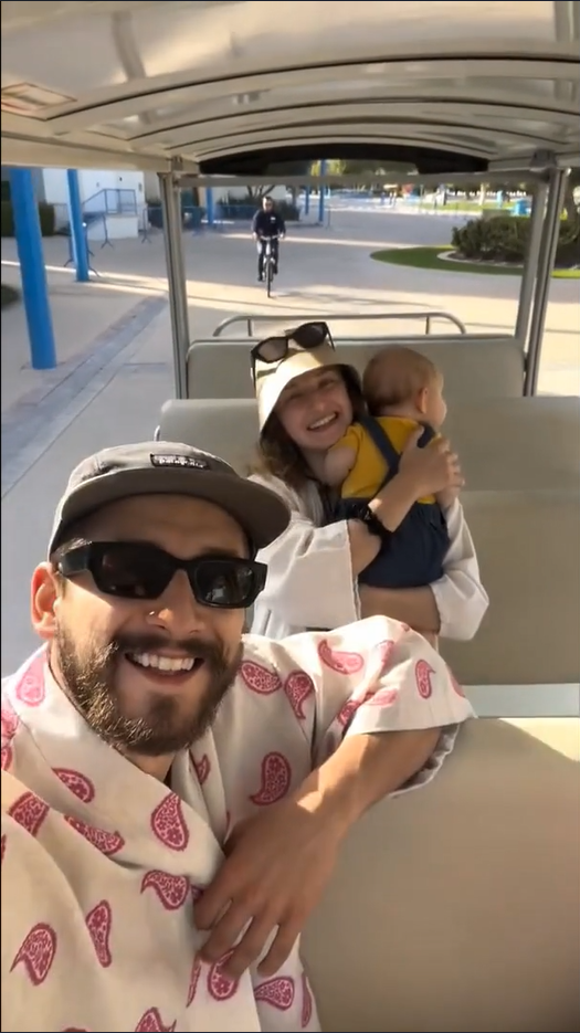 Herec Jakub Jablonský a Petra Dubayová s dcérkou Vesnou. 