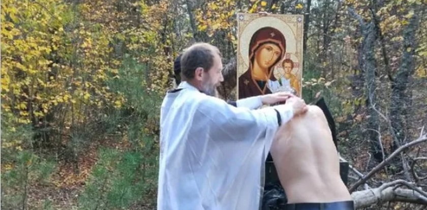 Rosyjski duchowny każe wejść żołnierzom do worków na zwłoki. Potem ma dokonać się przemiana