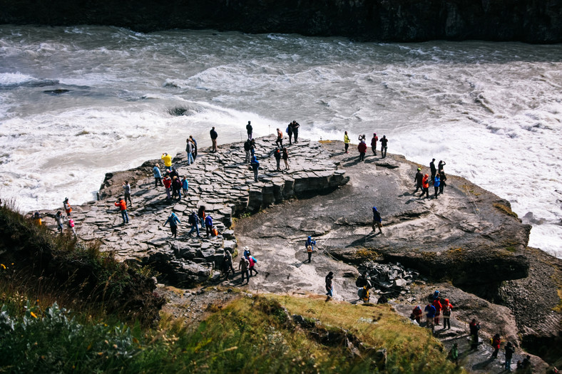Turyści przy wodospadzie Gullfoss, Islandia