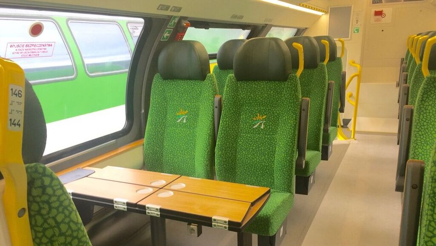 Jak wyliczają Koleje Mazowieckie, jednym zestawem Sundeck podróżować jest w stanie jednocześnie 1,7 tys. osób. Pojazdy będą kursować z pasażerami z prędkością do 160 km/h. Wnętrze wagonów obu producentów jest klimatyzowane, monitorowane i wyposażone w system informacji pasażerskiej Odniosłem wrażenie, że w środku w Pesie jest ciaśniej niż u Bombardiera. Na górnym pokładzie (na zdjęciu) na fotelach zewnętrznych jest mało miejsca nad głową, na co będą zapewne narzekać podczas wstawania wyżsi pasażerowie.