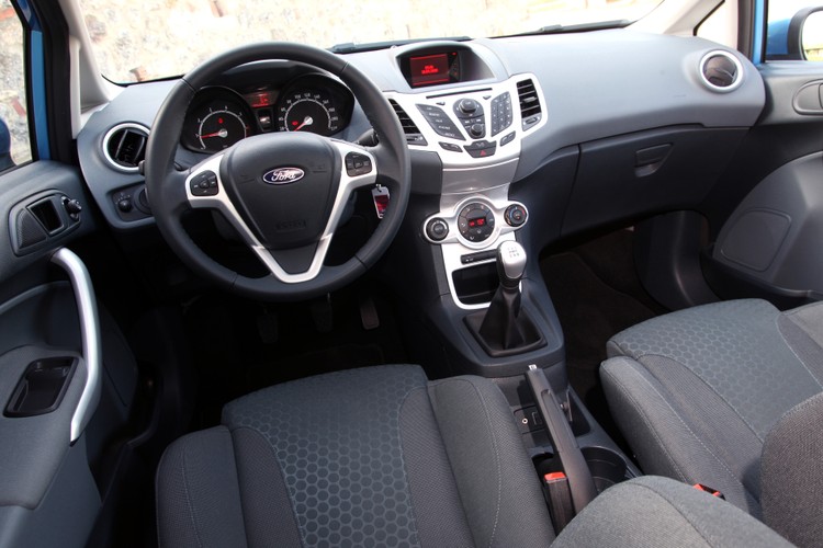 Dramatyczne kreski, miłe materiały, ciekawe kolory