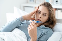 Gorączka nie zawsze oznacza to samo. Kiedy trzeba zacząć się nią martwić?