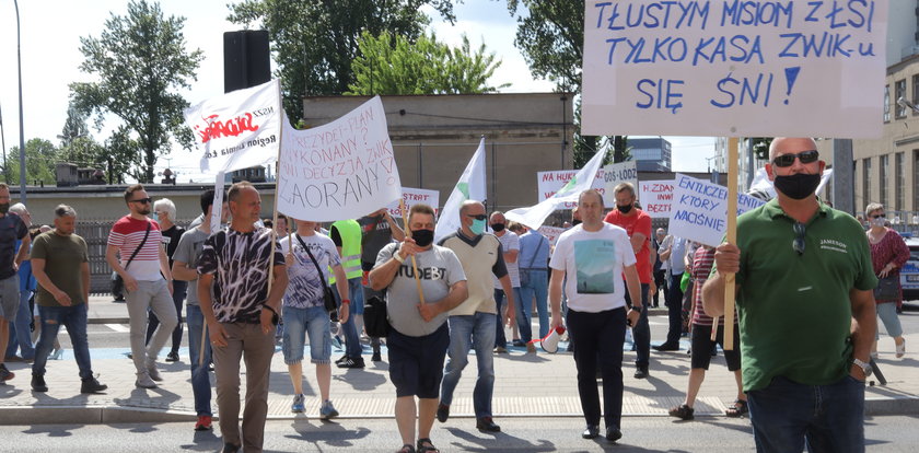 Protest w ZWiK w Łodzi. Pracownicy wodociągów blokowali przejście dla pieszych przy Wierzbowej