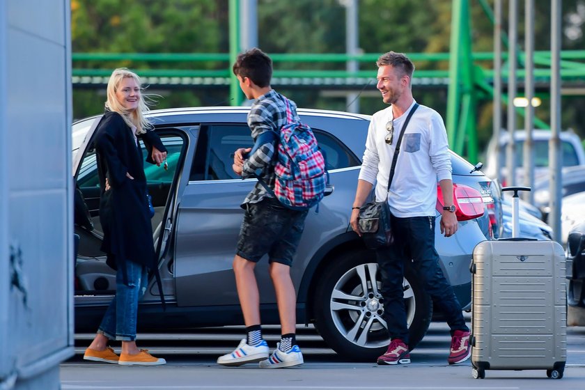 Adam Sztaba z rodziną na lotnisku