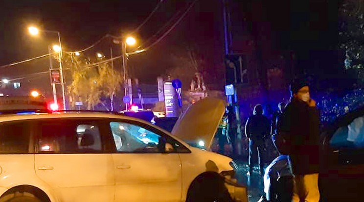 Ezzel a Volkswagennel okozott balesetet a férfi./ Kép: A BudapestKÖrnyéke.hu helyszíni felvételei – Fotó: Gombkötő Krisztián