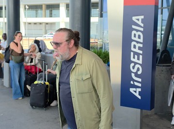 ŽELJKO ŠAŠIĆ BESAN NA AERODROMU: Plazi se i pravi scene, vređa novinare, prolaznici u šoku (VIDEO)