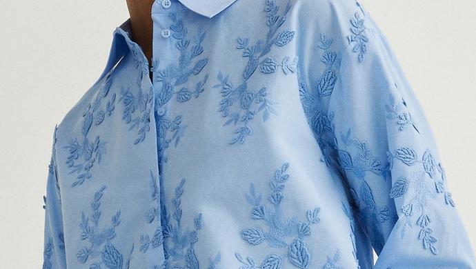 Ta błękitna koszula wygląda jak ręcznie haftowana. Jest z sieciówki, a powala jakością