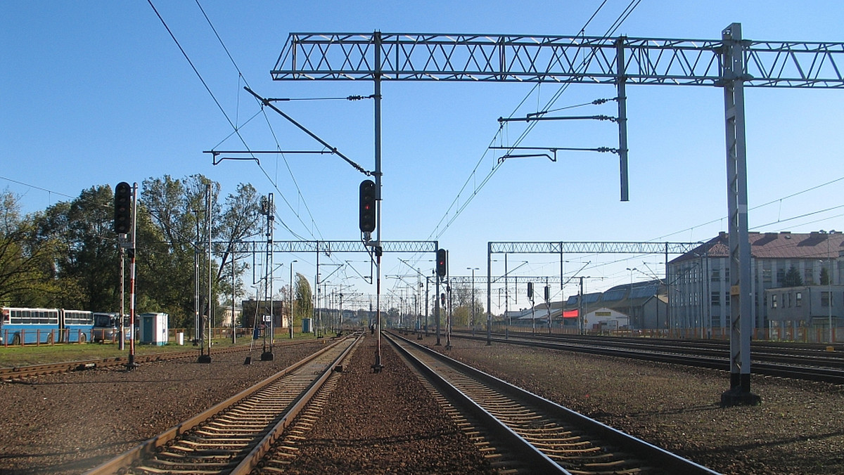 Pociąg Intercity relacji Szczecin - Warszawa wypadł z torów w miejscowości Krzewie (łódzkie).