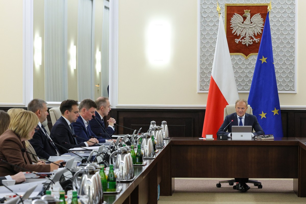 Donald Tusk przemawia podczas posiedzenia rządu