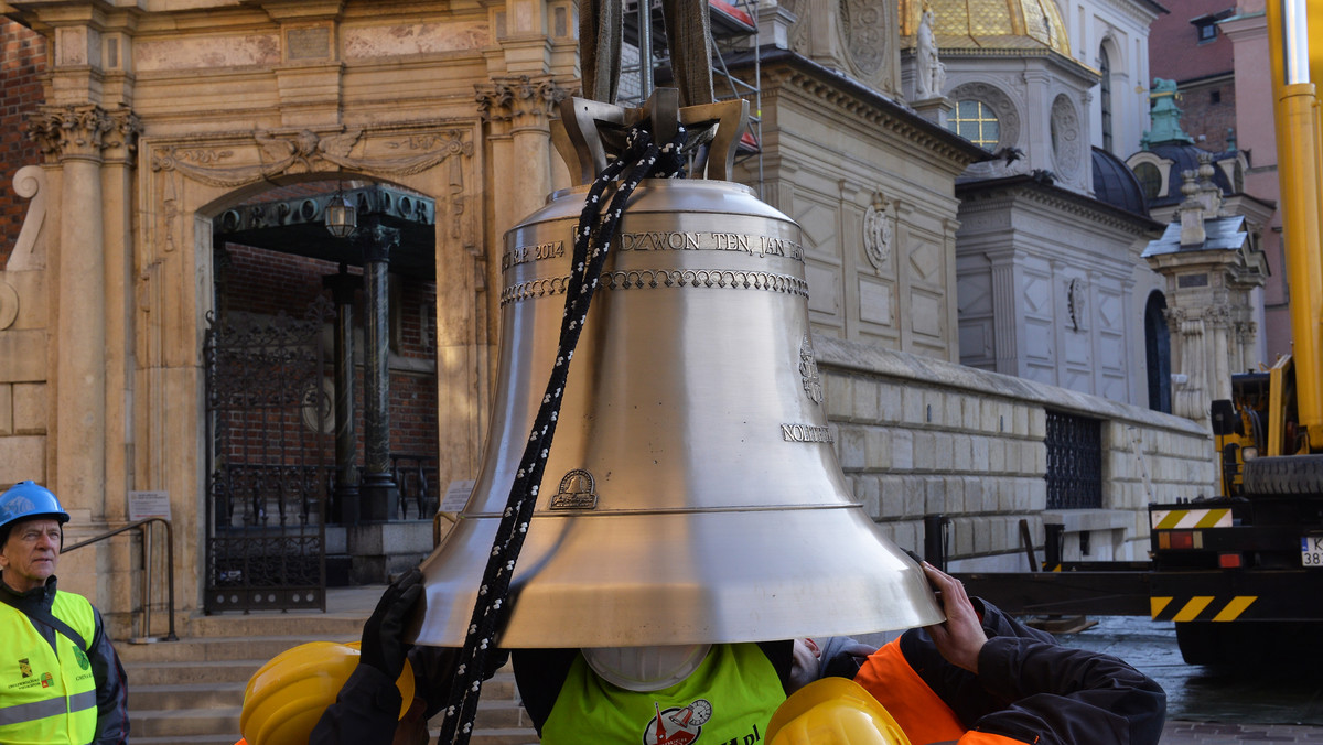 Dzwon "Jan Paweł II" został rano zawieszony w Wieży Srebrnych Dzwonów Katedry na Wawelu. Po raz pierwszy dzwon zabije 18 maja - w rocznicę urodzin Karola Wojtyły.