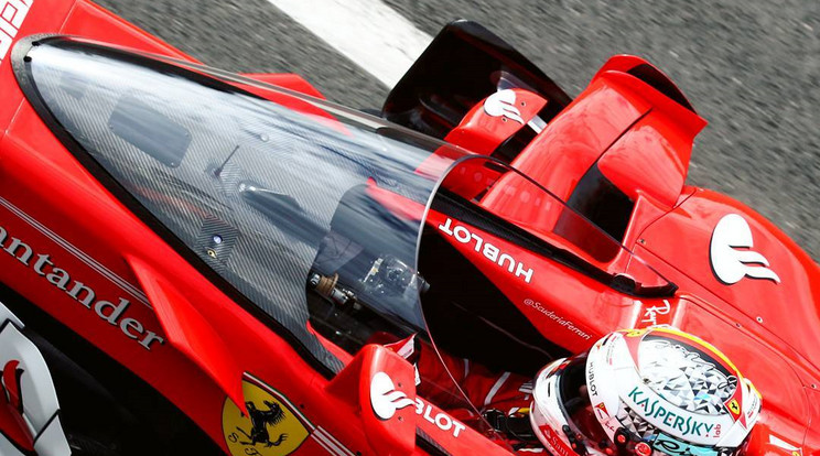 Sebastian Vettel kipróbálta, milyen vezetni
a vízcsepptaszító, strapabíró anyagból
készült szélvédővel ellátott autót /Fotó: Instagram