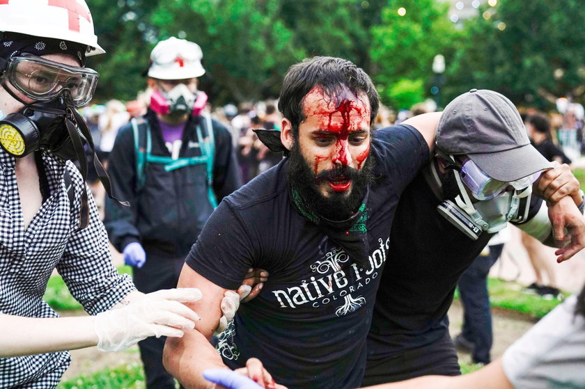 Protestujący próbowali obalić pomnik Jacksona.