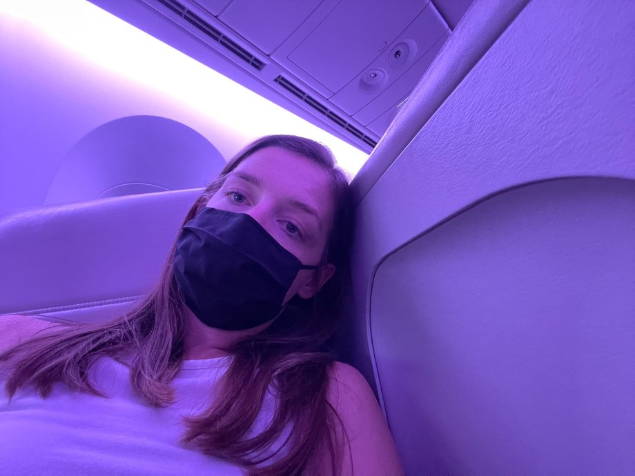 Autorka w fotelu w klasie biznes na długim locie Air New Zealand. 