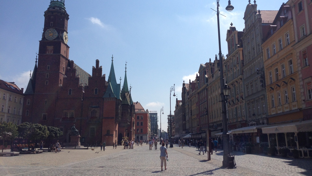 Wrocławski poseł Nowoczesnej Michał Jaros chce, by przynajmniej część robót drogowych była prowadzona nocą, gdy ruch w mieście jest o wiele mniejszy. Z wnioskiem w tej sprawie poseł zwrócił się już do prezydenta Wrocławia. Teraz czeka na odpowiedź.