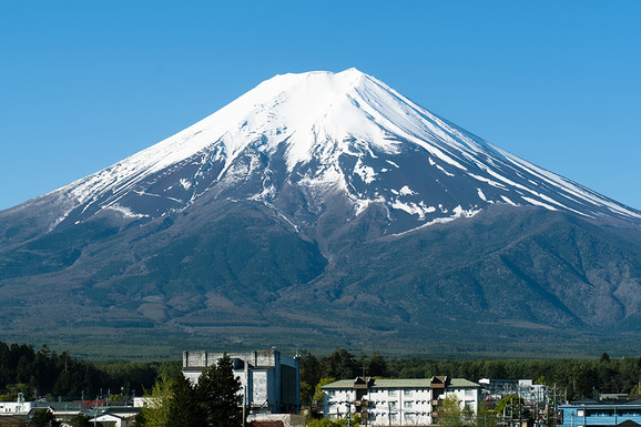 BAHATI TURISTI RAZBESNELI JAPANCE Zbog lošeg ponašanja posetilaca blokiraju pogled na planinu Fudži