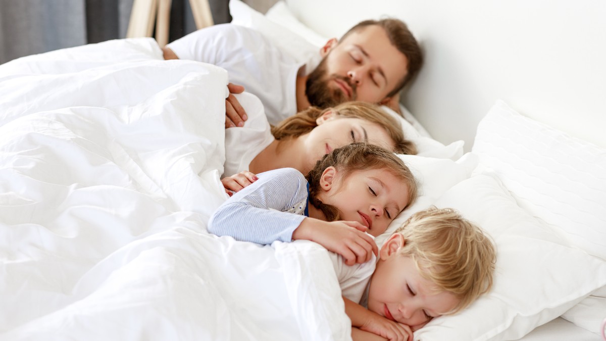 Deca koja spavaju sa roditeljima razvijaju ove osobine