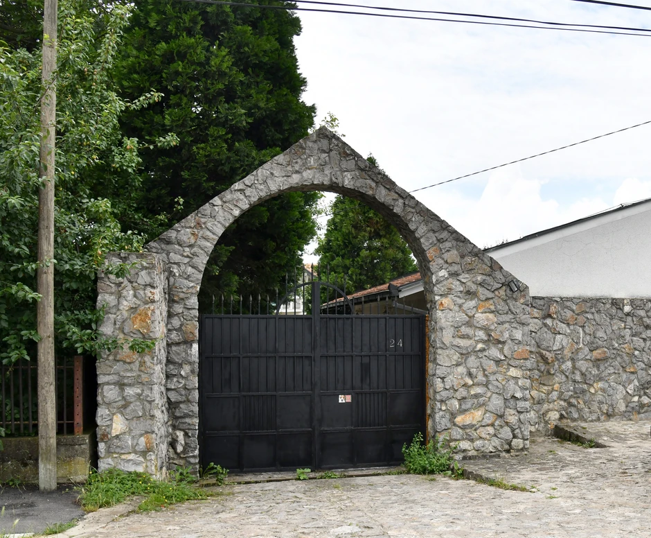 Vila Goce Božinovske u Surčinu