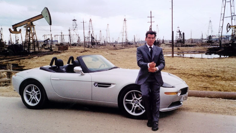 BMW Z8 na planie filmu "The World Is Not Enough". W roli Jamesa Bonda - Pierce Brosnan