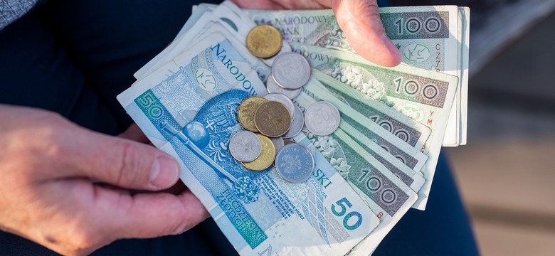 Mam 60 lat i 30 lat stażu pracy. Jaką emeryturę otrzymam od ZUS?