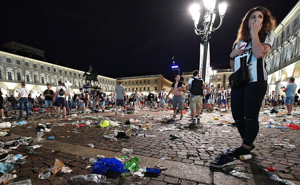 Na placu pozostało wiele butów i torebek. Cała okolica jest zdewastowana