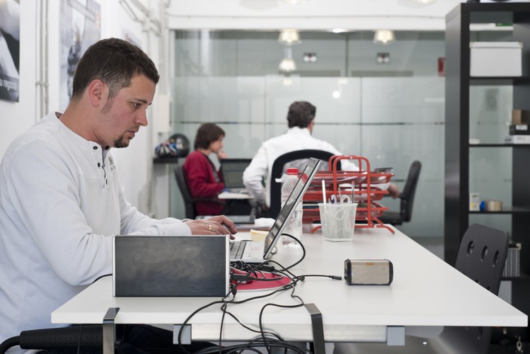 Wielogodzinna praca w biurze