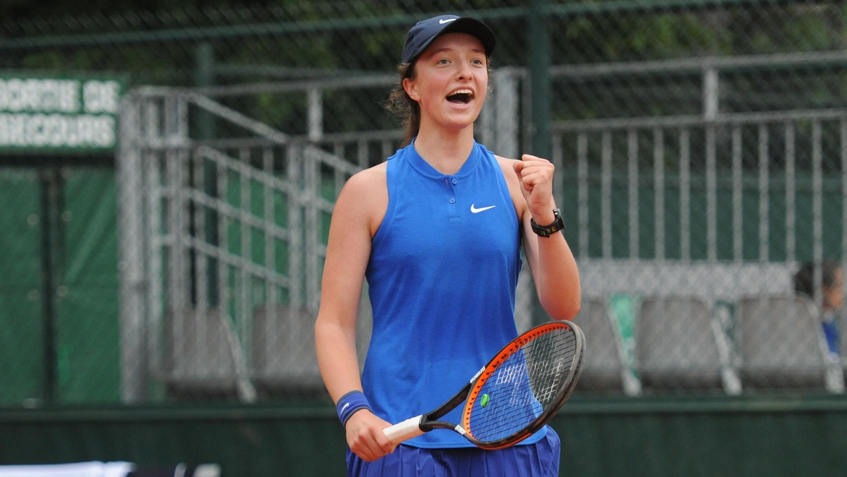 Pierwsze kroki Igi Świątek w dorosłym tenisie wyglądają rewelacyjnie. 15-latka wygrała już drugi mecz w turnieju głównym ITF w Sztokholmie (pula nagród 10 tysięcy dolarów), gdzie pokonała o dziewięć lat starszą Andreę Ka 6:2, 6:3. Polka, która awansowała do ćwierćfinału, zdobyła pierwsze w życiu dwa punkty do rankingu.