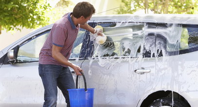 Nie umyjesz już swojego auta na podwórku! To niezgodne z prawem
