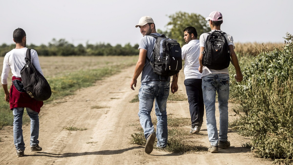 Nowe węgierskie przepisy migracyjne nie powstrzymają wielotysięcznej fali uchodźców starających się dostać z Grecji na Zachód. Migranci czekający w Salonikach na autobus do leżącego na granicy grecko-macedońskiej Ewzoni powiedzieli PAP, że mają już inną trasę.