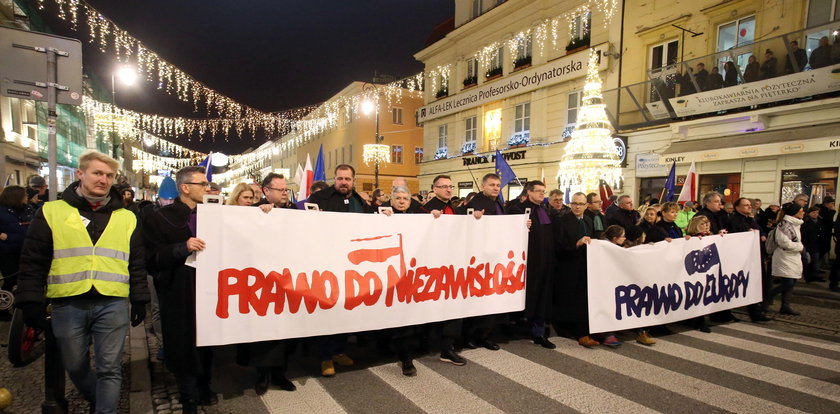 Wiceminister sprawiedliwości strofuje sędziów z marszu: złamano przepisy!