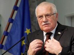 Tak prezydent prywatyzuje pióro koledze. Zobacz wideo