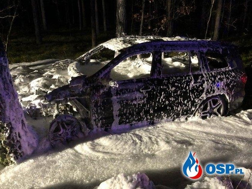 Przerażający wpadek mercedesa. Auto zapaliło się jak pochodnia