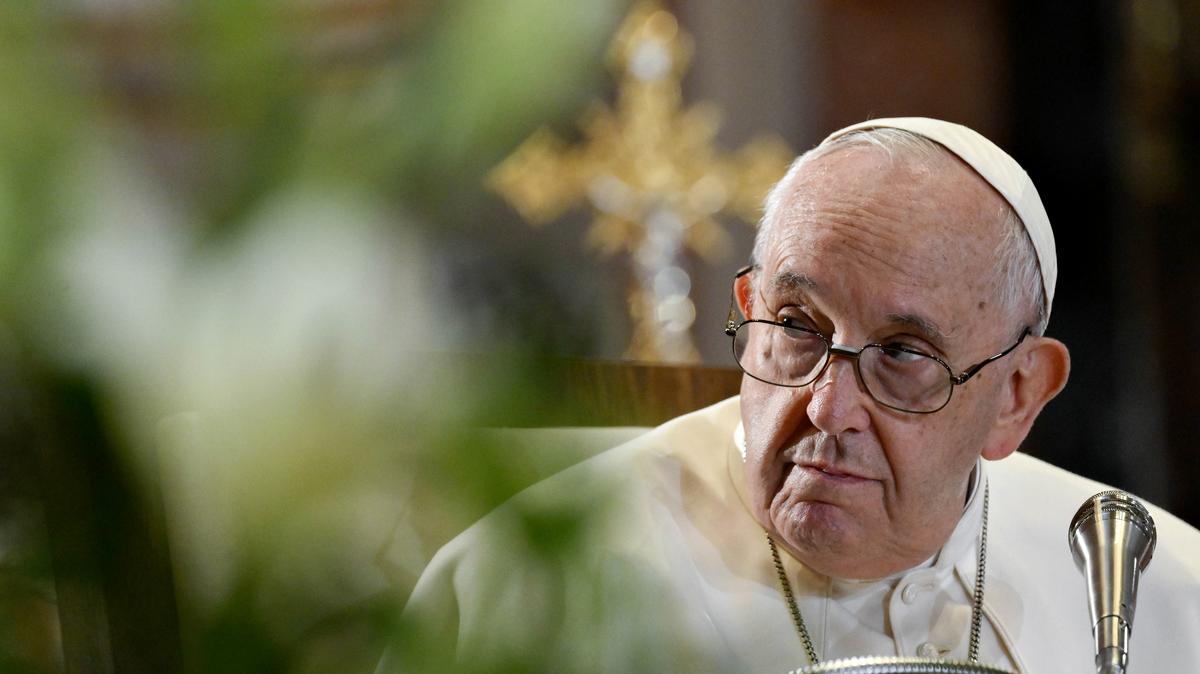 "Megcsókolta a kezem, potyogtak a könnyeim" - így találkozott a kerekesszékes atya Ferenc pápával
