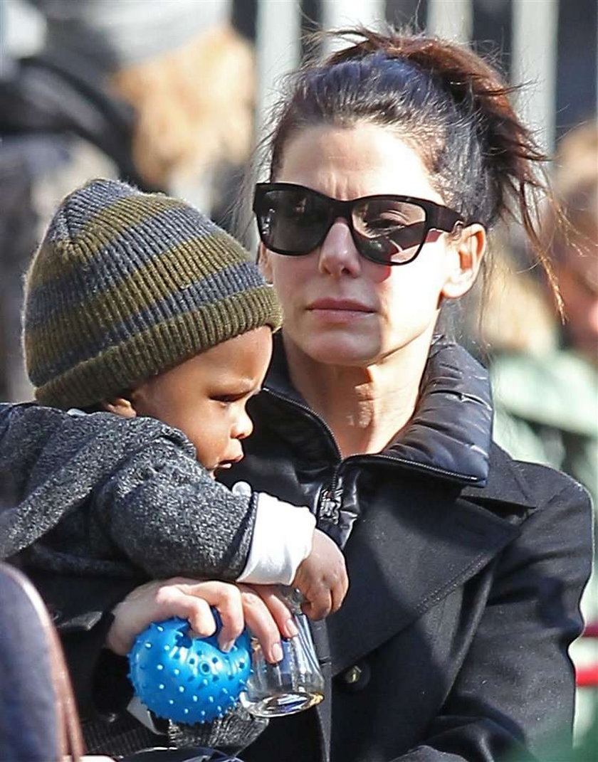 Sandra Bullock uczy synka gry w baseball