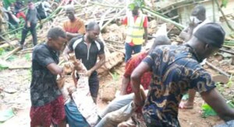Pic. shows sympathisers moving one of the casualties out of the collapsed building at Egbu Umuenem, Nnewi North LGA on Sunday. [NAN]