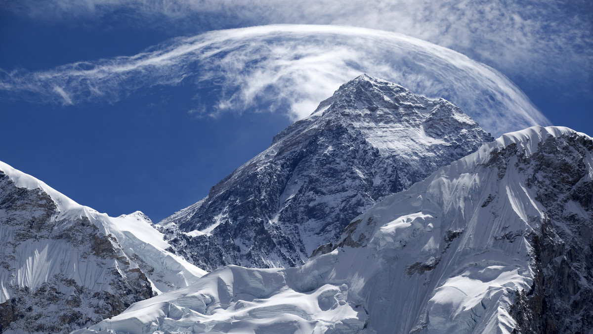Zespół chińskich geodetów zdobył dziś Mount Everest.