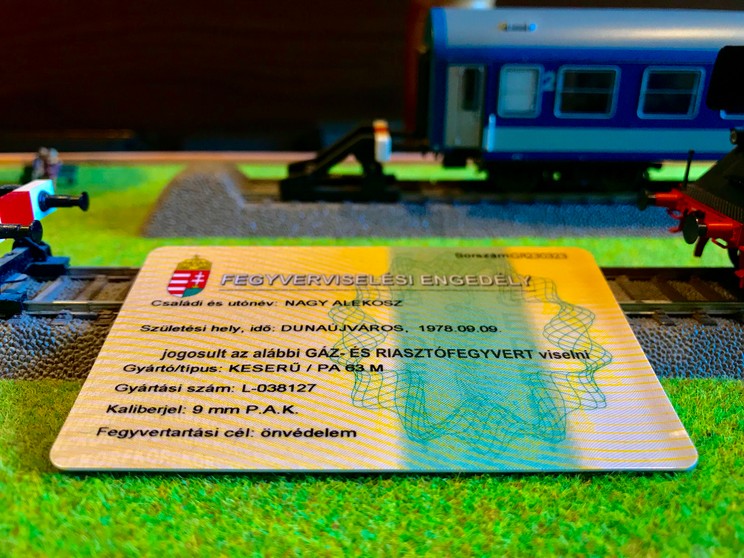 Alekosz lapunknak is elküldte a fegyvertartási engedélyéről készült fotót