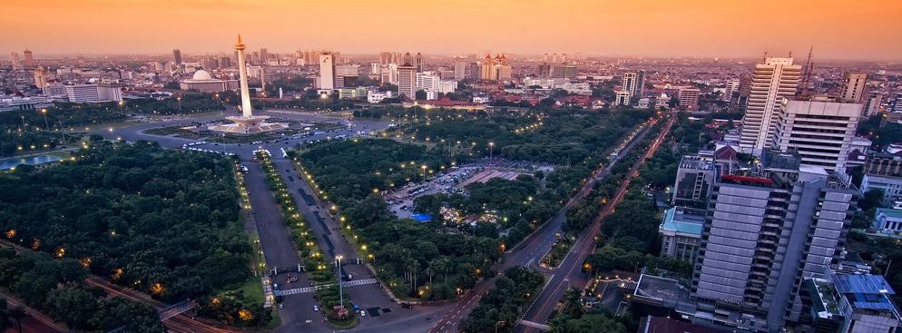 Miasto jest położone w południowo-zachodniej części państwa, w północno-zachodniej części wyspy Jawa. Dżakarta jest kulturalnym, gospodarczym i politycznym centrum kraju.