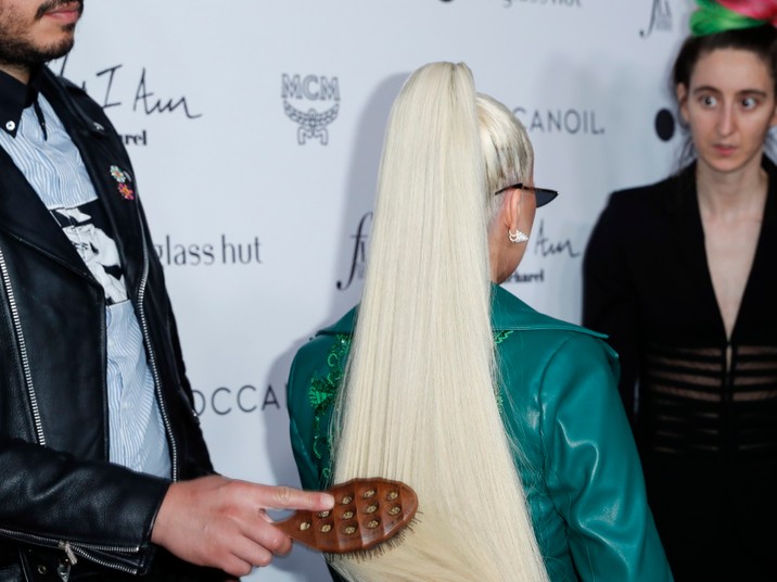 Christina Aguilera ze stylistą włosów na gali Fashion Los Angeles Awards.