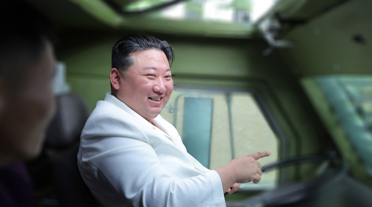 Kim Dzsong Un egy hadiipari vállalat gyárában / Fotó: MTI/EPA/KCNA/KCNA