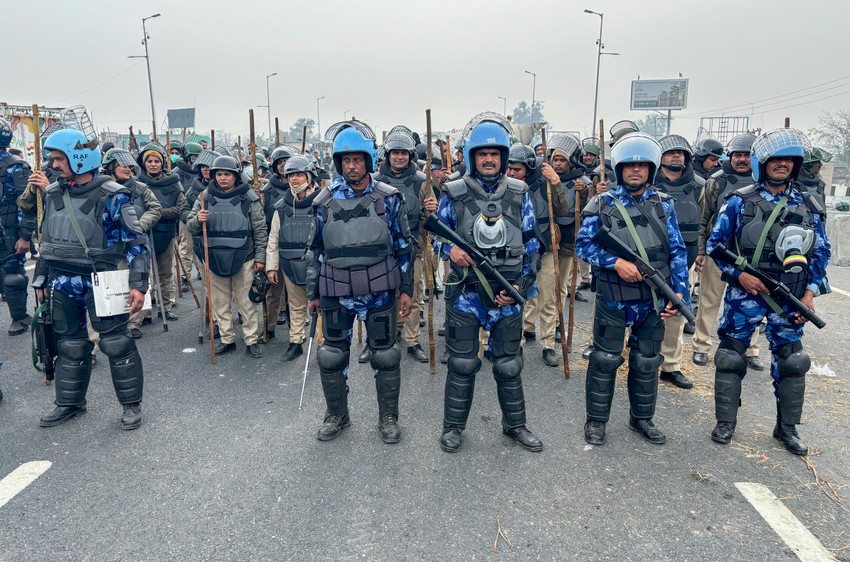 Protest poljoprivrednika u Indiji - policija na putu kod Singua blizu Nju Delhija