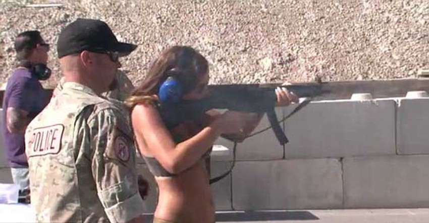 Devojka puca iz automatsek puške