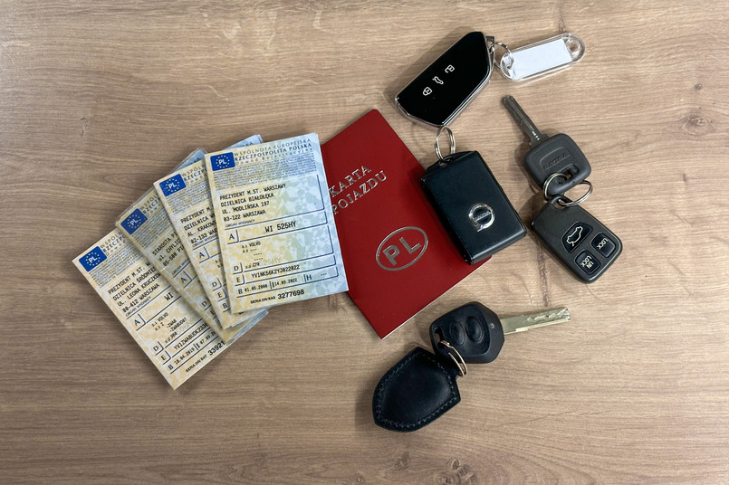 Dowód rejestracyjny, kluczyki, karta pojazdu