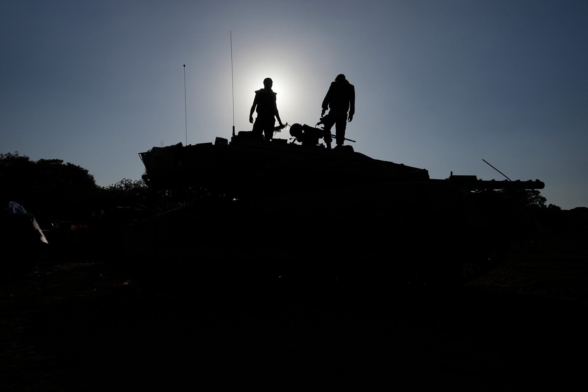 Izraelskí vojaci na svojich tankoch neďaleko hranice Izraela s pásmom Gazy na juhu Izraela 12. októbra 2023.