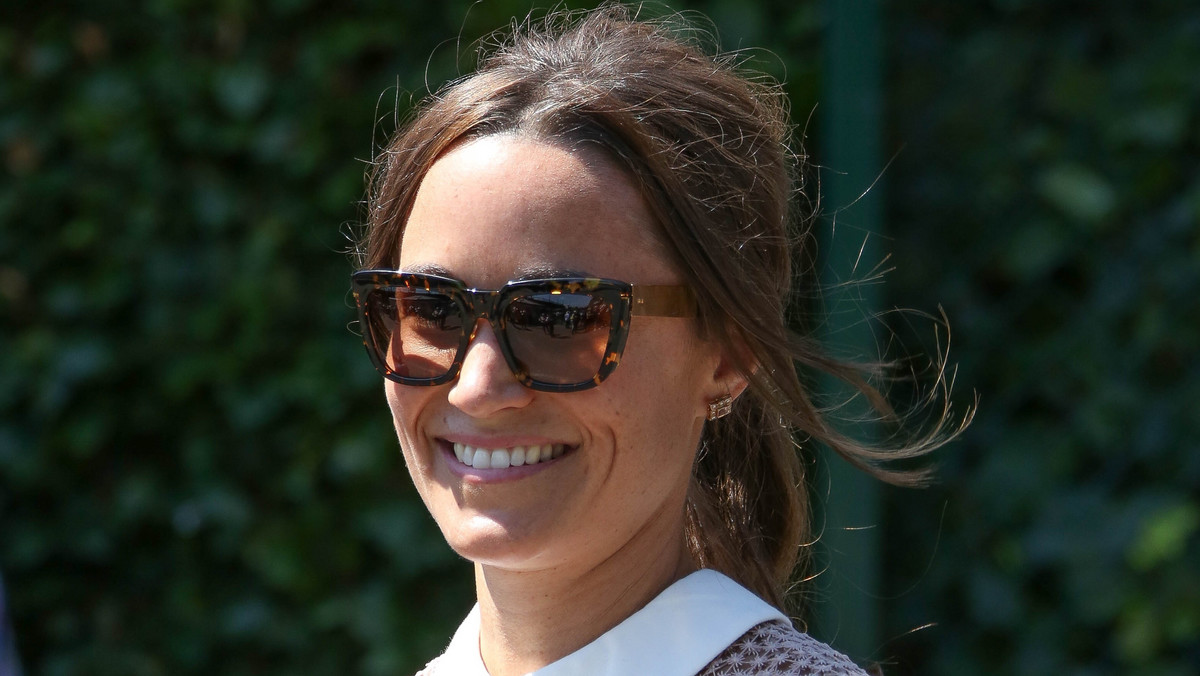 Pippa Middleton zaprezentowała ciążowy brzuszek podczas wakacji w Toskanii. Siostra Kate już niedługo również zostanie mamą. Na razie Pippa i jej mąż James Matthews wybrali się na krótki urlop do Włoch. Przyszła mama zaprezentowała się w czerwonym bikini.