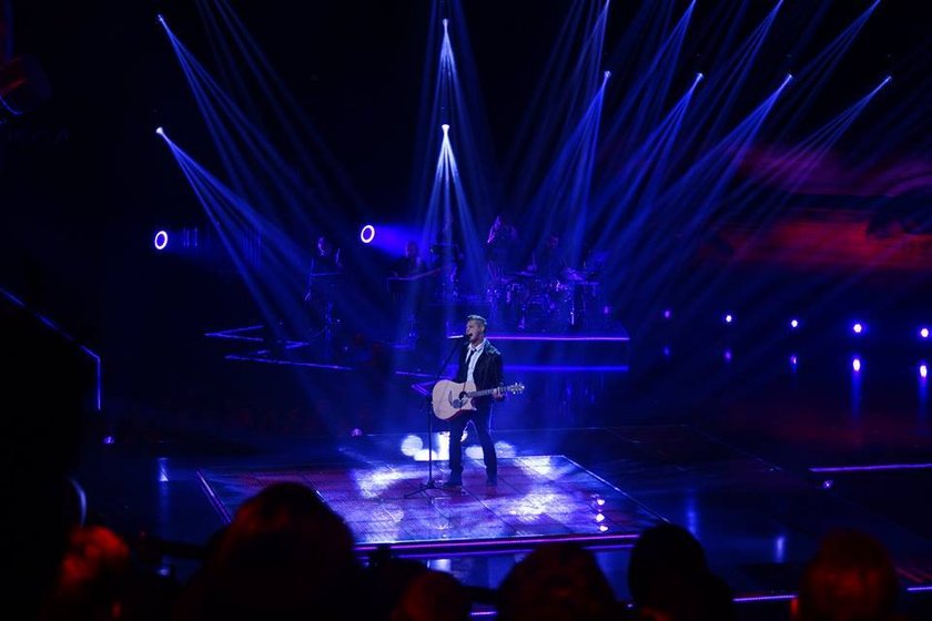 Gracjan Kalandyk na scenie The Voice of Poland