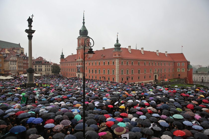 Czarny protest w Polsce. Tysiące ludzi na ulicach miast