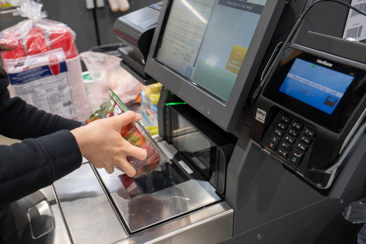 Z boiska piłkarskiego do sklepów. System VAR będzie patrzył na ręce klientów